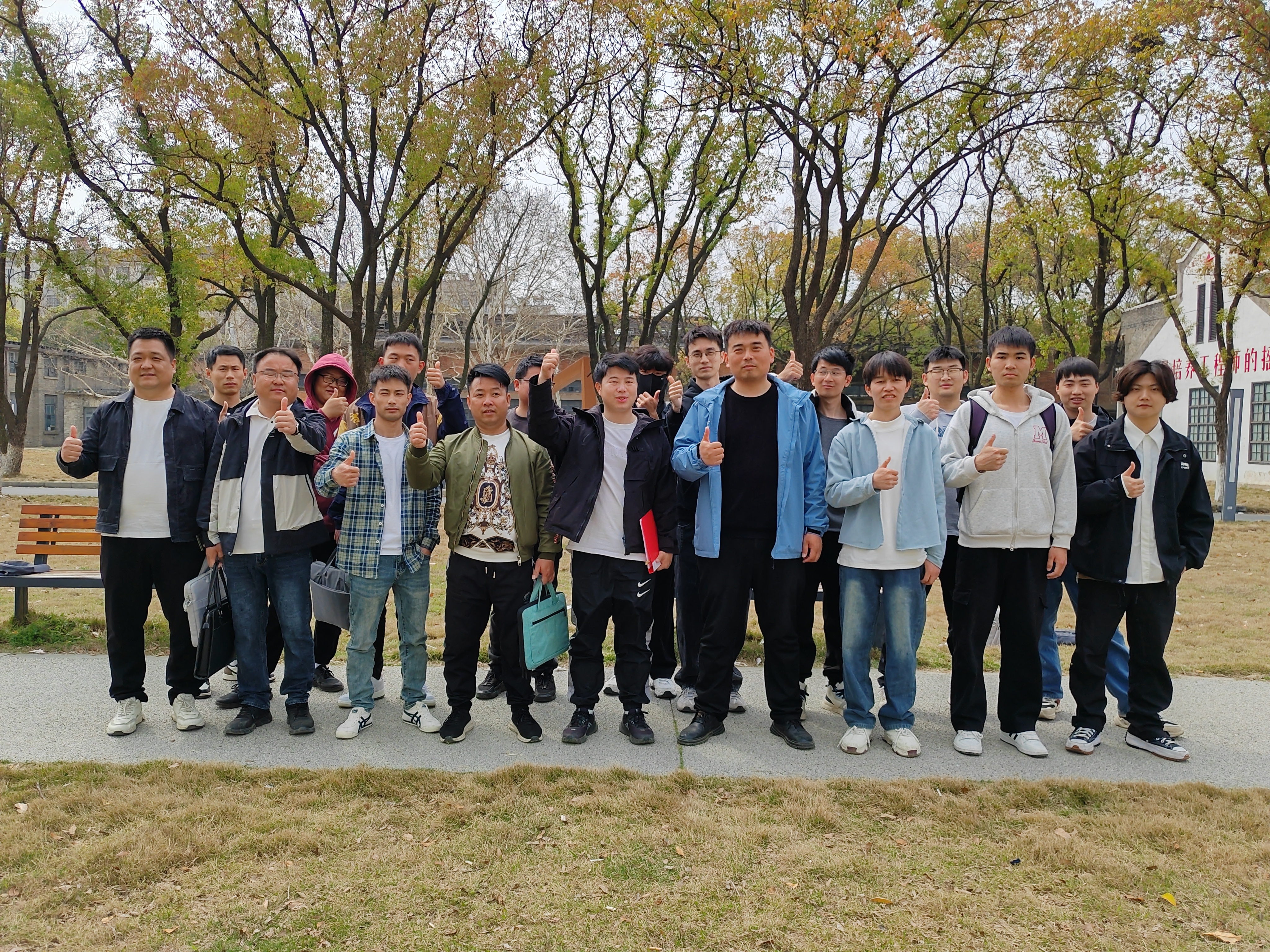 家人们，白云航空又双叒叕搞大事情啦！这一批 CAAC 无人机学员直接杀疯了，考试成绩那叫一个绝绝子！