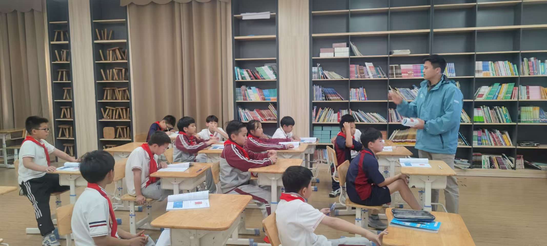 00后无人机老师带领10后学员学习无人机的一天有多欢乐！