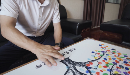 指纹交织成树，员工同心聚力，值此20周年，白云驾校定当破浪前行，再铸荣光！