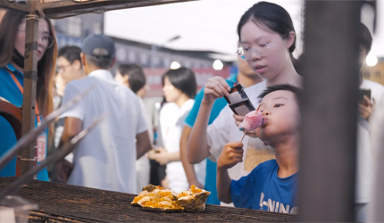 绝绝子！白云驾校这操作太秀了！高考生主题夜市直接嗨到上头！